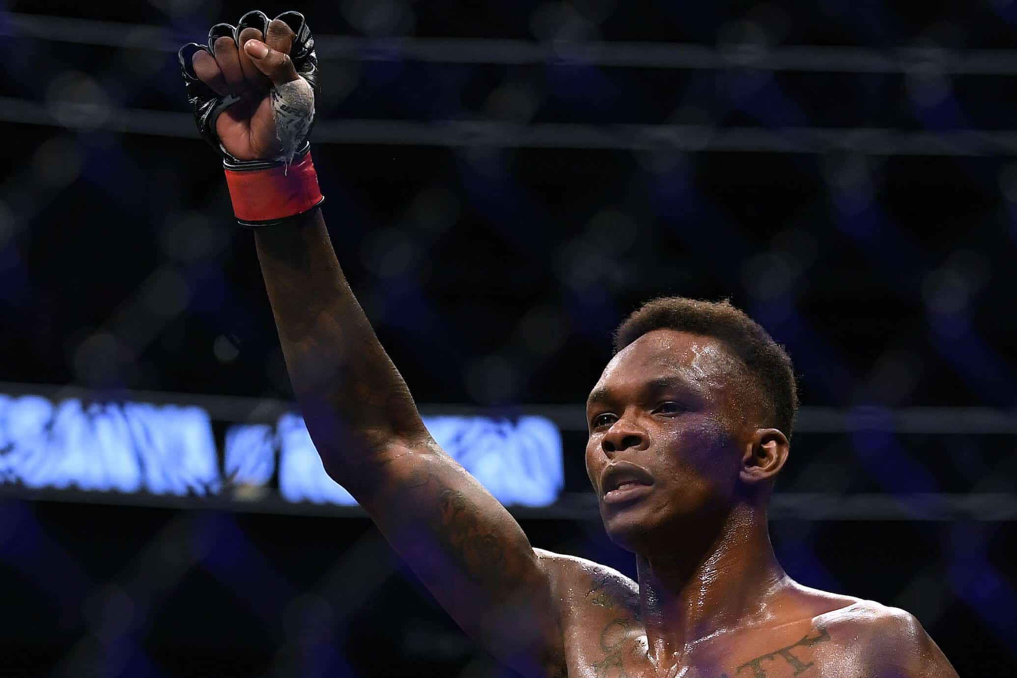 Adesanya dá show e nocauteia borrachinha no ufc 253