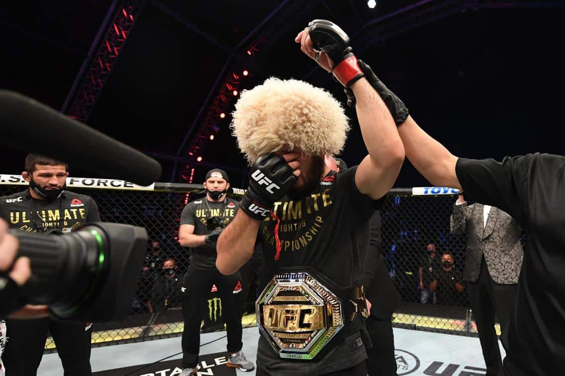 Khabib finaliza justin gaethje e anuncia aposentadoria no ufc 254