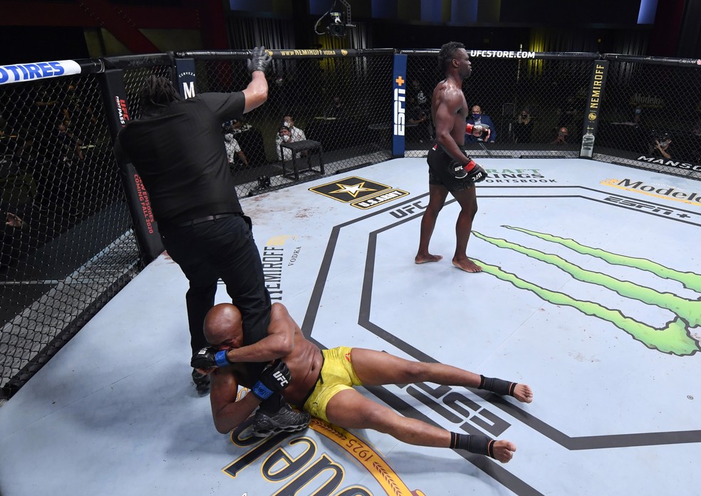 Anderson silva é nocauteado em despedida contra uriah hall