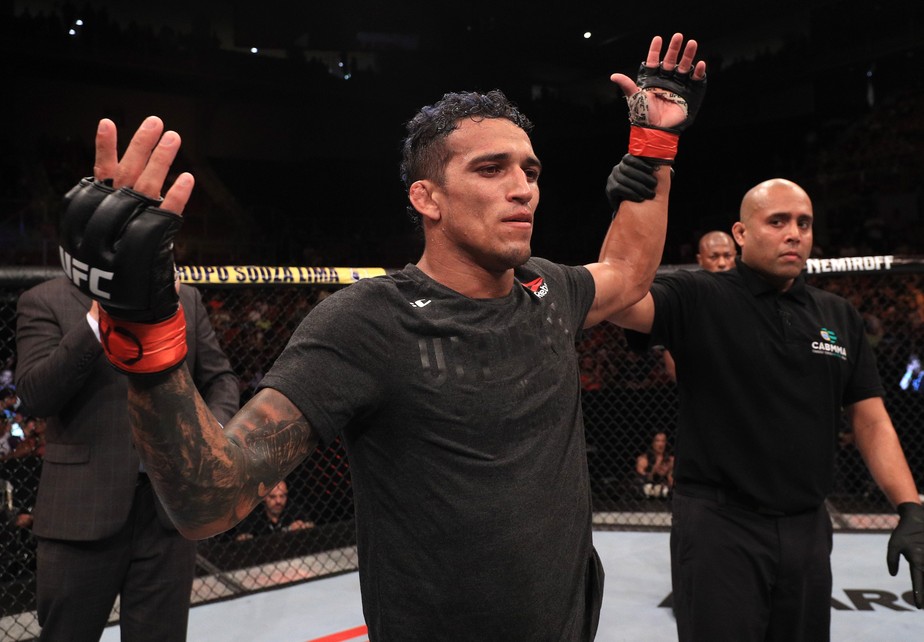 Charles oliveira enfrenta michael chandler pelo cinturão vago dos leves no ufc 262