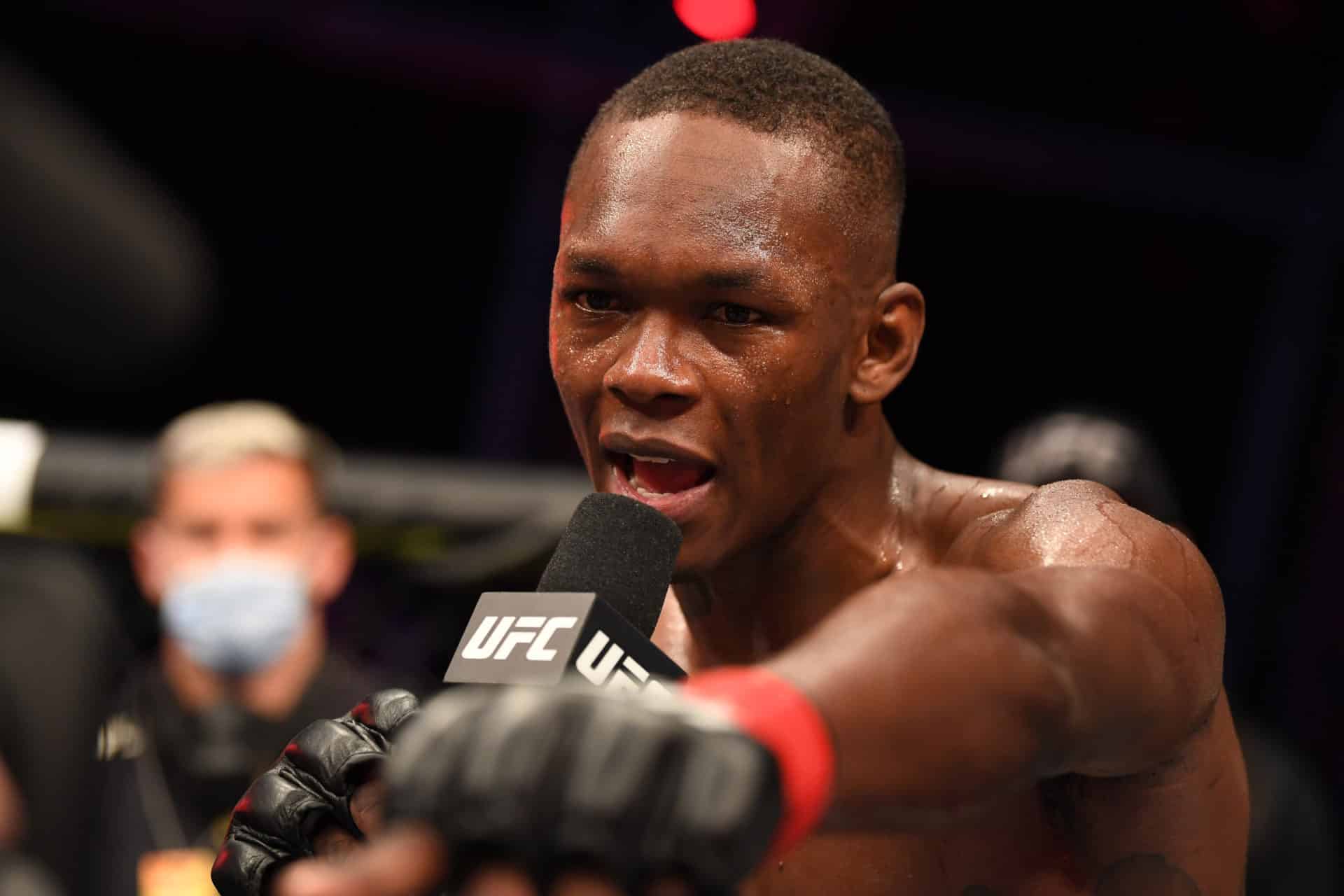 Adesanya vence Vettori e emplaca mais uma defesa do cinturão dos médios (Foto: Getty Images)