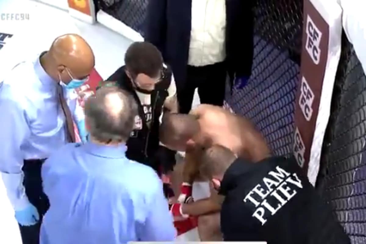 (imagens fortes) lutador tem dedo decepado no meio da luta durante o cffc 94