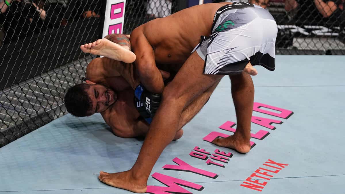 UFC 262: Ronaldo 'Jacaré' é finalizado e quebra o braço