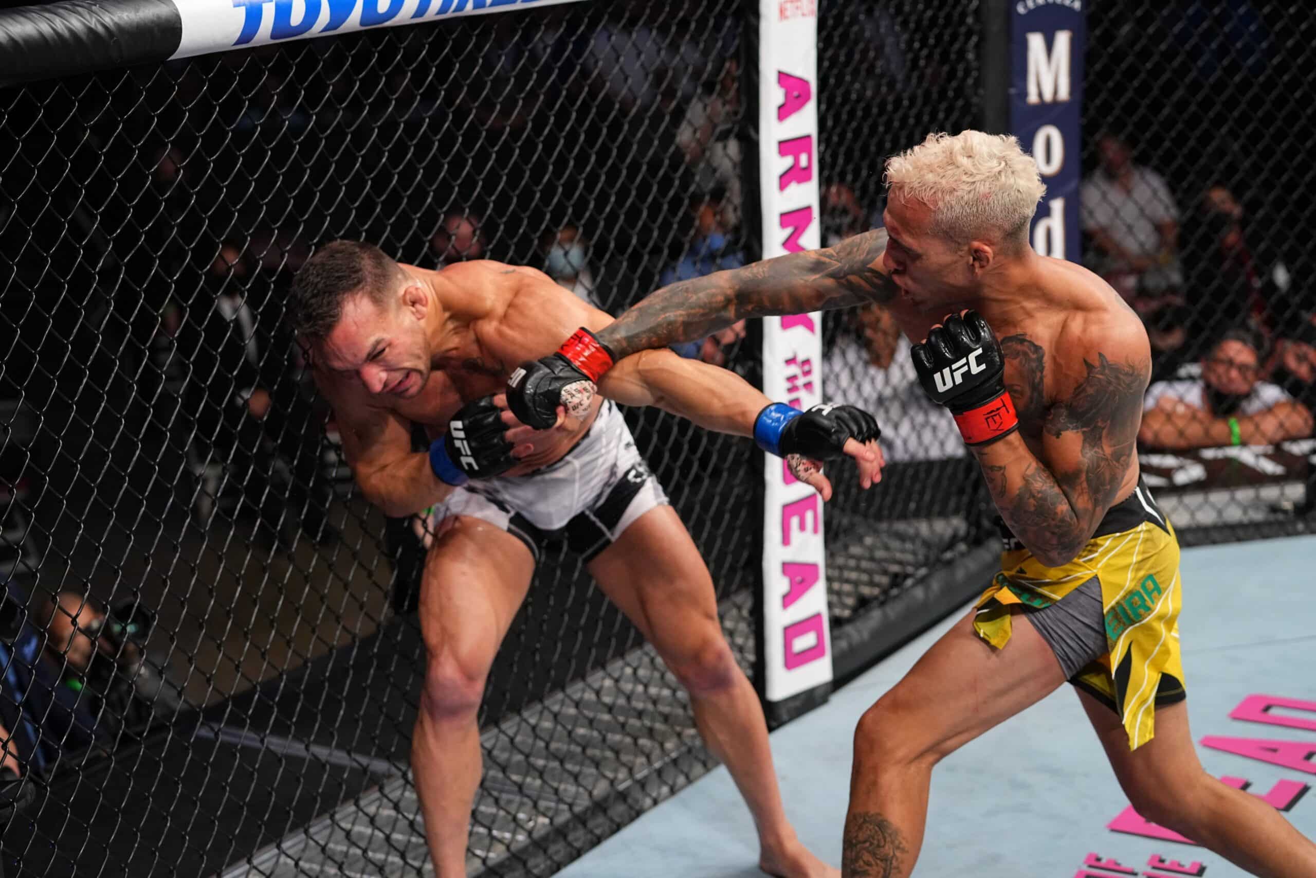 (Vídeo) Charles Oliveira atropela Michael Chandler e fatura o cinturão no UFC 262