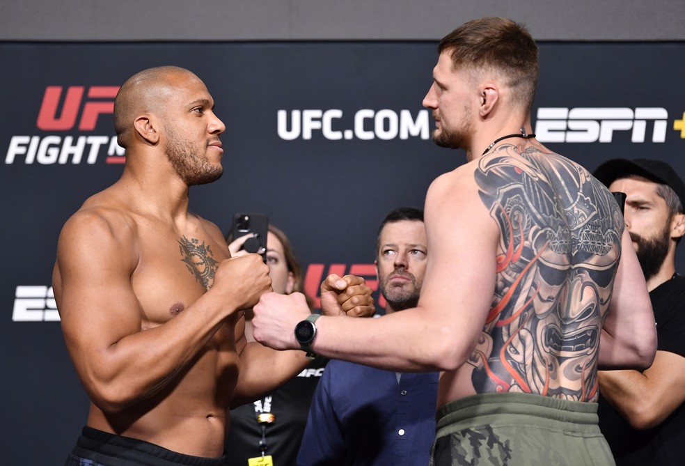 UFC Vegas 30 trouxe na luta principal um duelo pela divisão dos pesados (Foto: Getty Images)