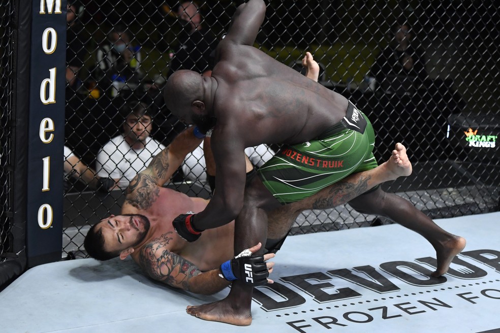 Jarzinho Rozenstruik se recuperou na organização após bater Sakai no primeiro round (Foto: Getty Images)