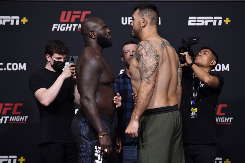 UFC Vegas 28 acontece neste sábado com uma luta principal pela categoria dos pesados (Foto: Getty Images)