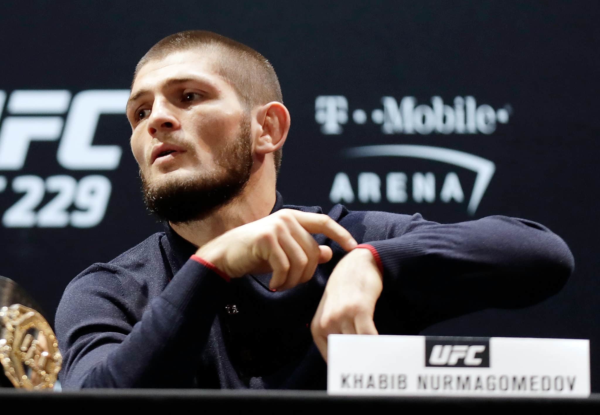 Khabib cutucou McGregor após a derrota do irlandês (Foto: Getty Images)