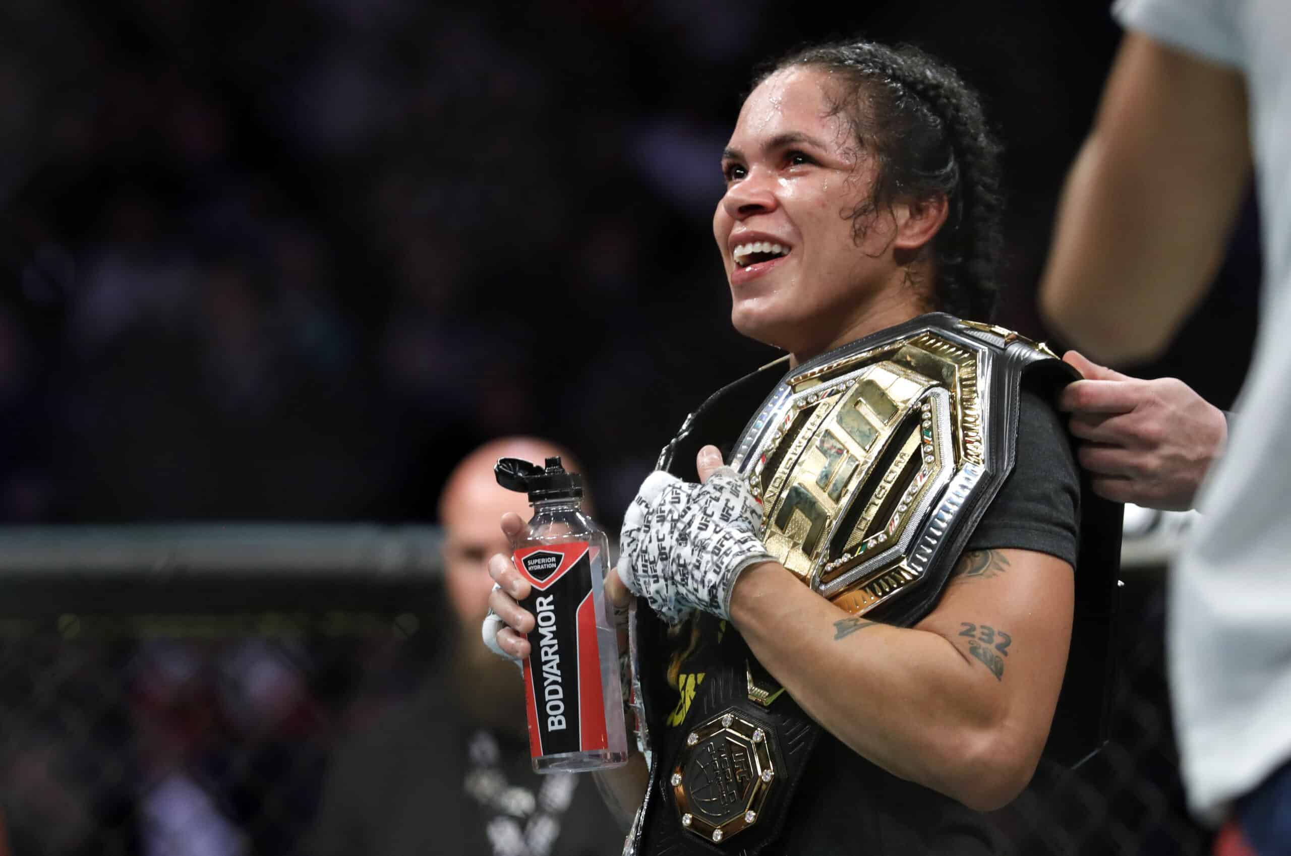 Depois de defender duas vezes o cinturão do peso-pena, Amanda Nunes retorna para a divisão dos galos (Foto: Getty Images)