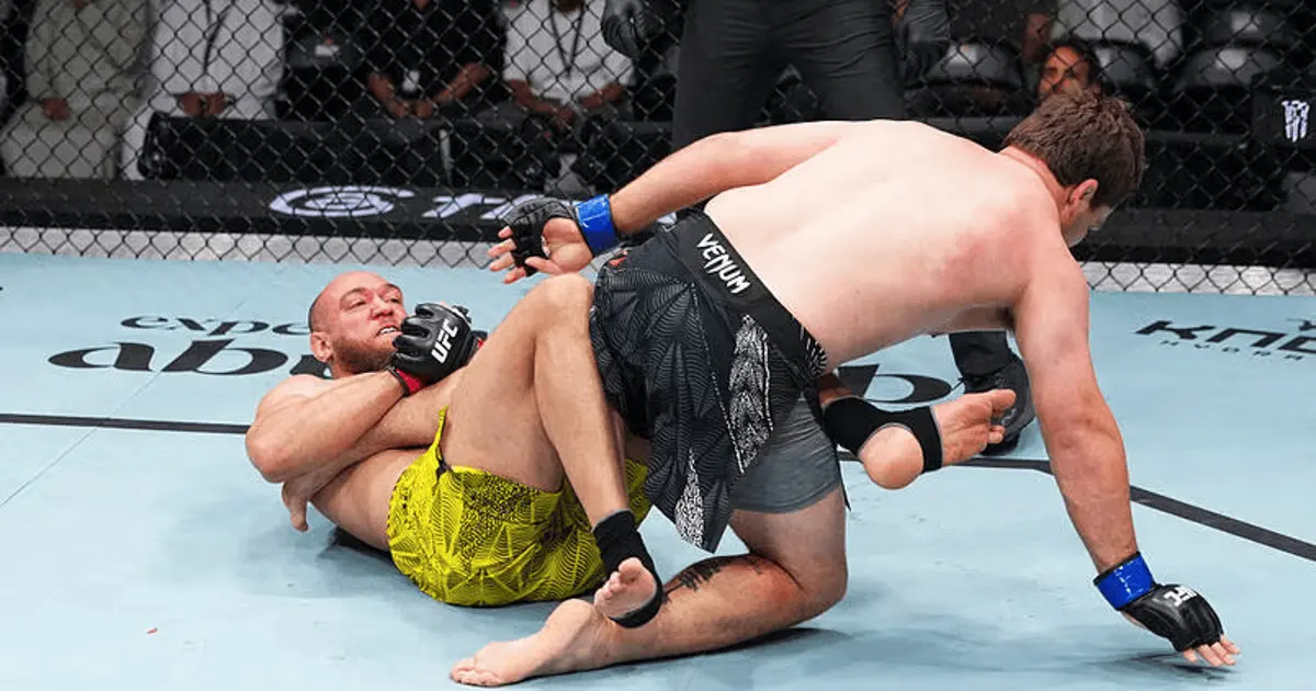 Valter Walker conquista recorde histórico de finalizações no UFC em Abu Dhabi