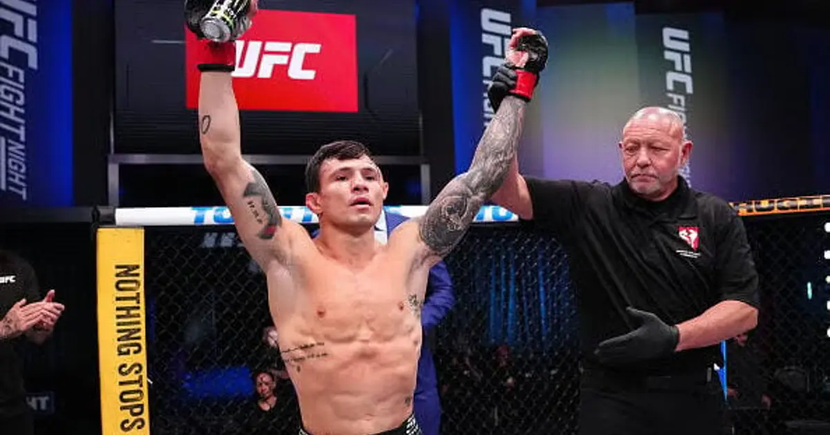Alessandro Costa faz história e entra no top-15 do UFC após vitória no 329