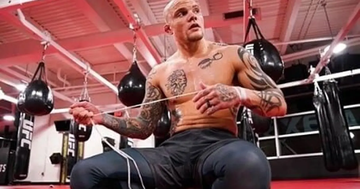 Anthony Smith, ex-lutador do UFC, é preso por violência doméstica nos EUA