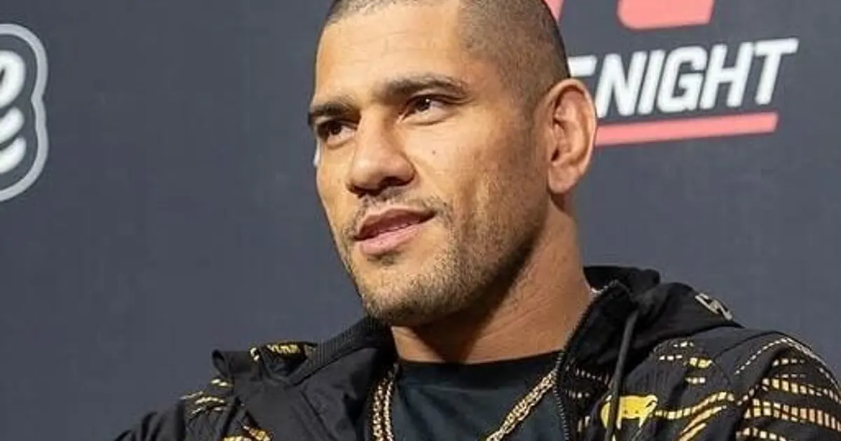 Alex Poatan marca presença em evento de boxe ao lado de Glover Teixeira