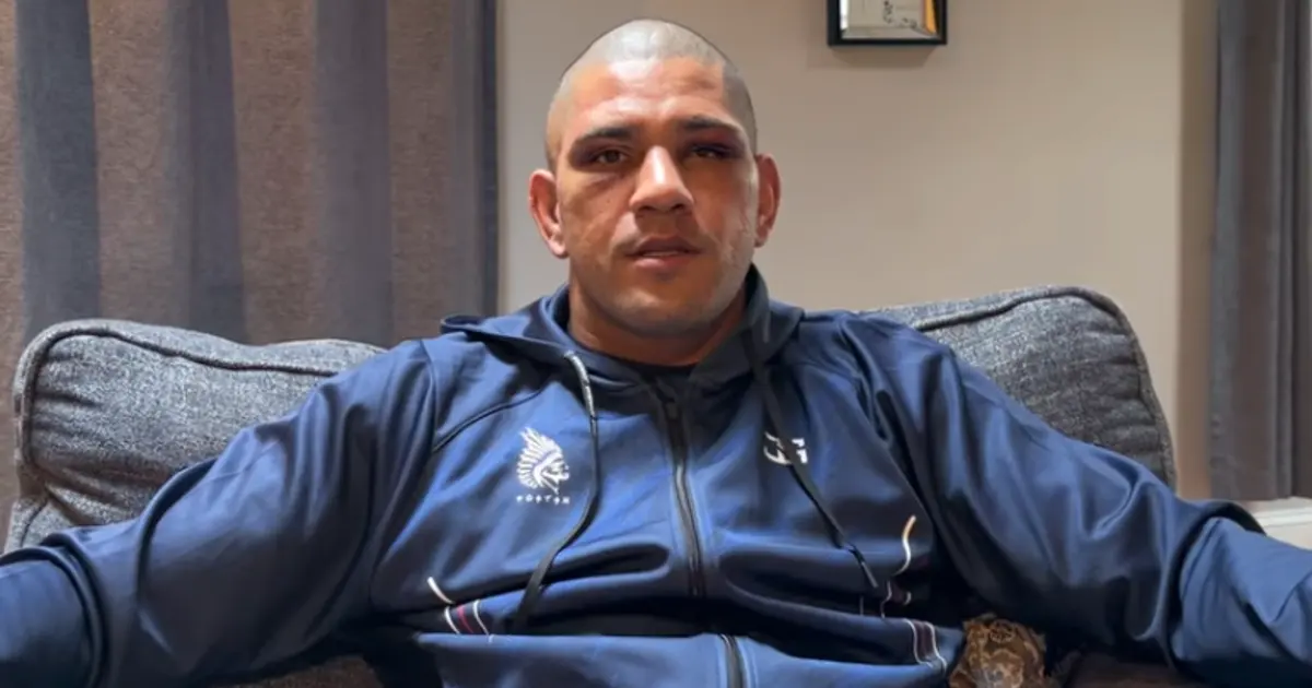 Alex Poatan critica árbitro Herb Dean após derrota no UFC Casa Branca
