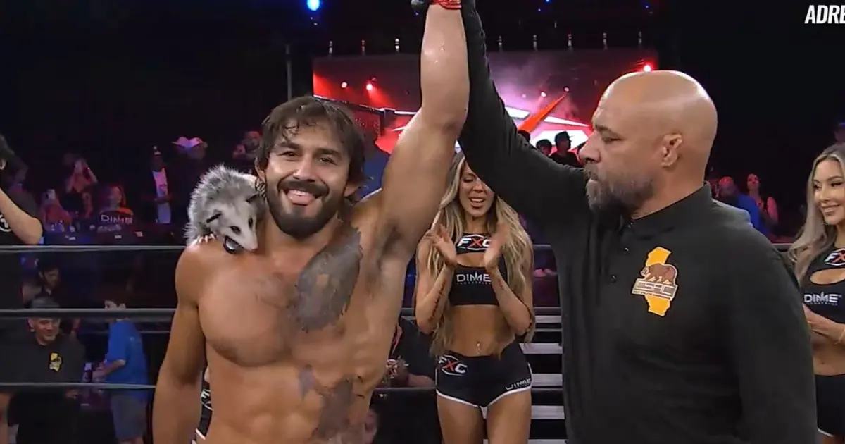Lutador de MMA celebra vitória com gambá de estimação no ringue