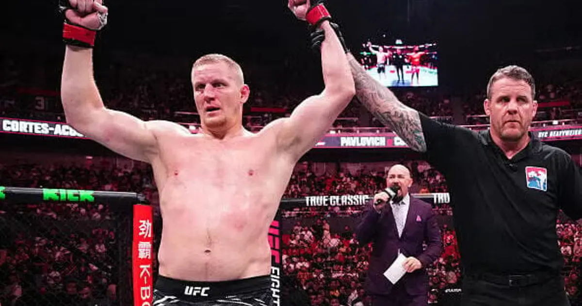 Alex Poatan se prepara para enfrentar Sergei Pavlovich no UFC 335 em dezembro