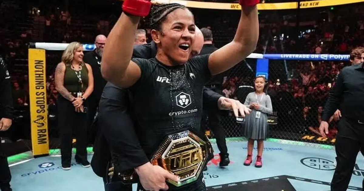 Natália Silva se torna campeã e lidera ranking dos moscas no UFC