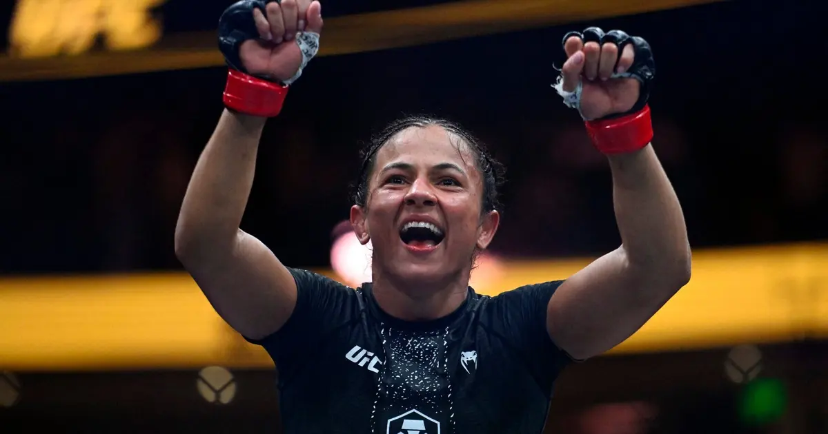 Natália Silva faz história e conquista cinturão inédito no UFC ao vencer Wang Cong